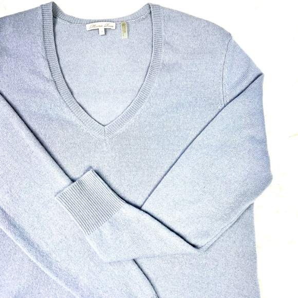 🚫SOLD!*|•MINNIE ROSE•| 100% Cashmere Lavender V-Neck Sweater - Picture 3 of 9